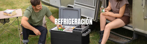 Hombre y mujer usando refrigerador portátil al aire libre junto a caravana, promoción de refrigeración Voltaichile